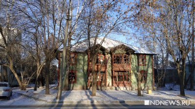 На первой площадке под реновацию в Екатеринбурге снесли ветхий дом
