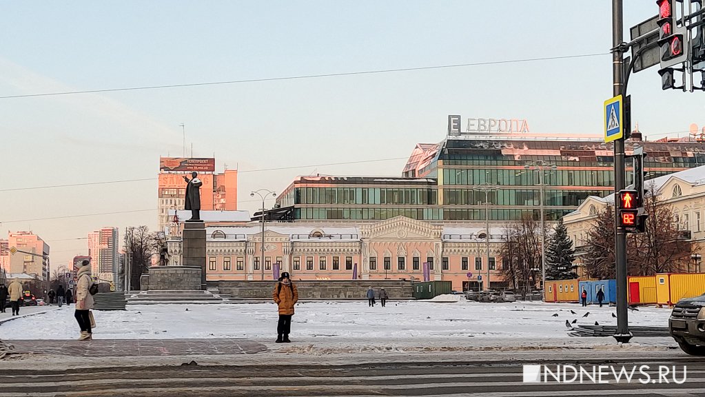 Новый День: Парковку на площади 1905 года закрыли под строительство ледового городка (ФОТО)