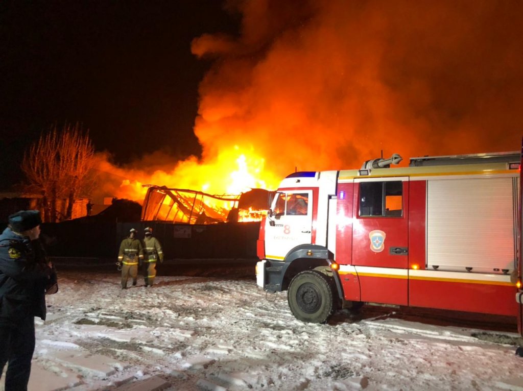 Новый День: В Екатеринбурге загорелся цех деревообработки (ФОТО)