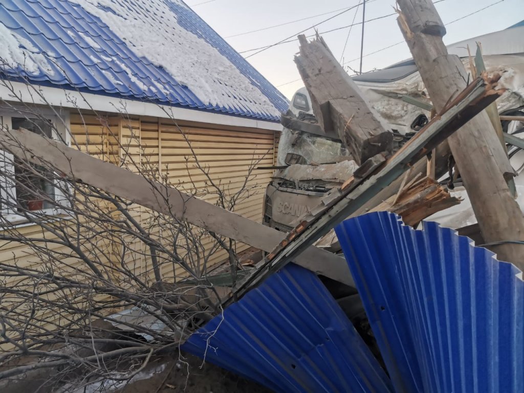 Новый День: В Каменском районе грузовик протаранил жилой дом (ФОТО)