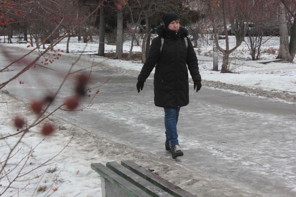 Новый День: Жители Екатеринбурга продолжают жаловаться на гололед