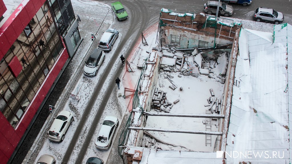 Новый День: Больше двух месяцев никто не может убрать часть культурного наследия с дороги в центре Екатеринбурга (ФОТО)