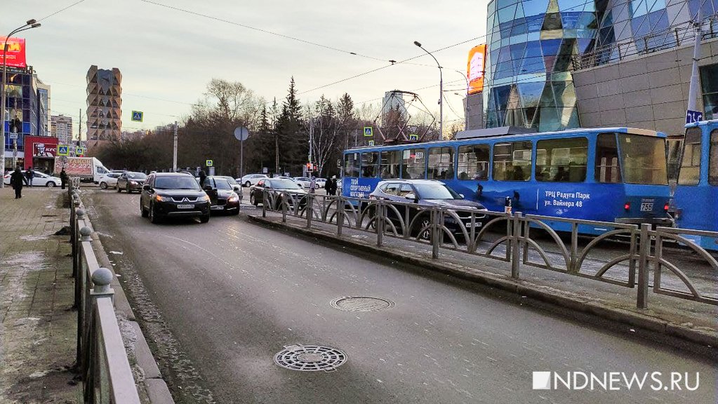 Новый День: Из-за аварии на Радищева перекрыто движение, машины едут по трамвайным путям (ФОТО)