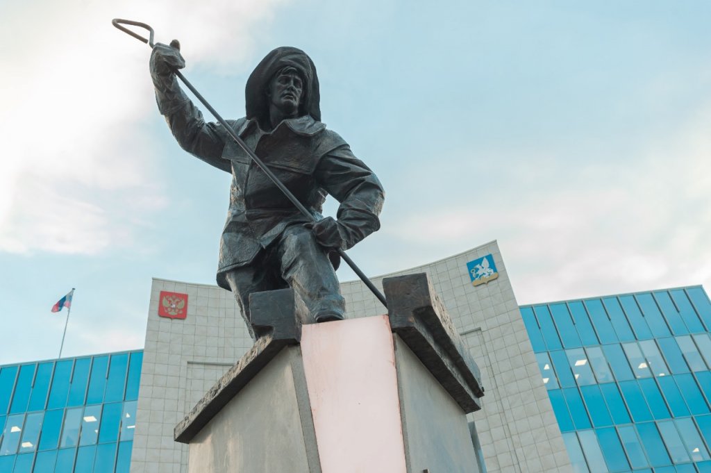 Новый День: В Верхней Пышме открыли памятник металлургу-хранителю (ФОТО)