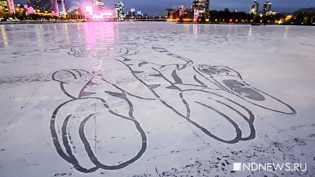 Новый День: На льду Городского пруда вытоптали гигантский новогодний символ (ФОТО)