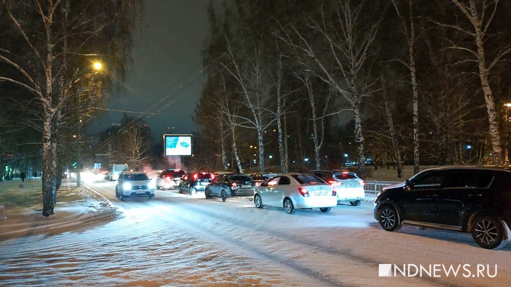 Новый День: Из-за снегопада Екатеринбург встал в 9-балльные пробки (ФОТО)