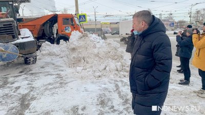 «Оказывается, в городе есть пробки. Они и мешают». Замглавы на пресс-туре рассказал, почему трудно чистить Екатеринбург от снега (ФОТО)