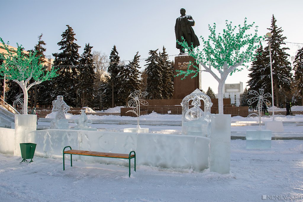 Новый День: Цветы искрящиеся да грибы светящиеся: в Челябинске открыли главный ледовый городок (ФОТО)