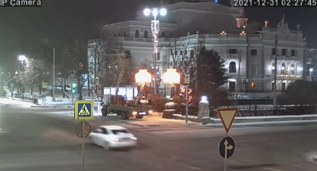 Новый День: Художник Тимофей Радя снова повесил абажуры на фонари в центре Екатеринбурга