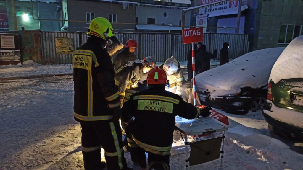 Новый День: В Екатеринбурге дотла выгорел автосервис с машинами (ФОТО)