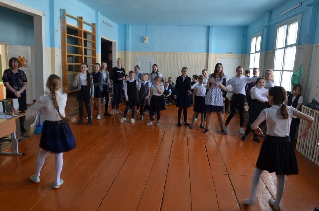 Новый День: Здание – аварийное, но очередь до него не доходит: почему Куйвашеву напомнили о школе в Киргишанах