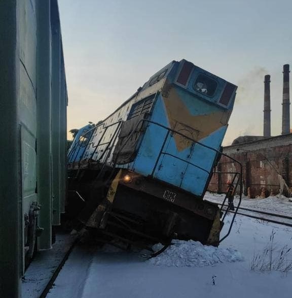 Новый День: В Нижнем Тагиле на территории завода столкнулись поезда (ФОТО)