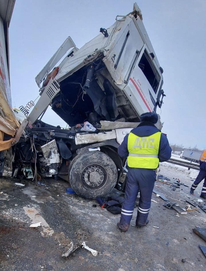 Новый День: На пермской трассе столкнулись грузовики с какао и с гайками. Один водитель погиб (ФОТО)