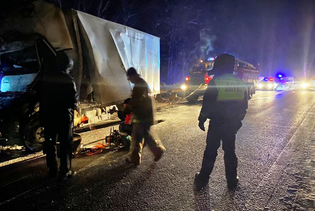 Новый День: Хендай с 20-тонным грузом врезался в стоящий Рено, два человека погибли (ФОТО)