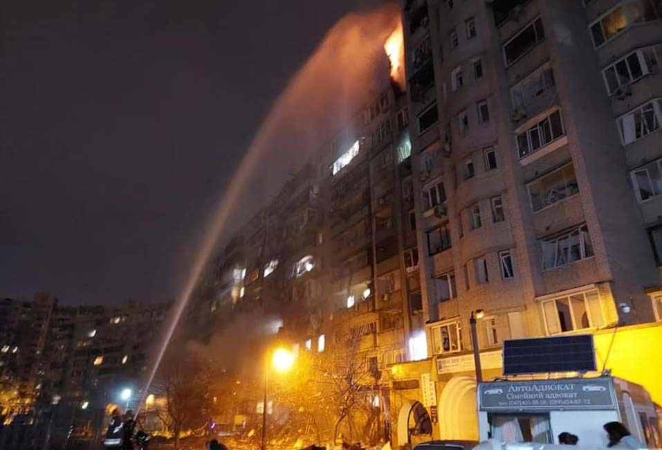 Новый День: Попадание взрывоопасного предмета: крупный пожар потушили в киевской многоэтажке, есть пострадавшие (ФОТО)