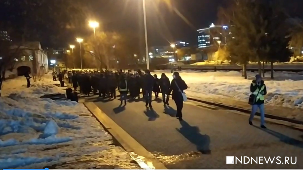 На антивоенном шествии в Екатеринбурге задержали около 20 человек (ВИДЕО)