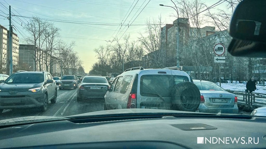 Новый День: Екатеринбург встал в 9-балльные пробки (ФОТО)