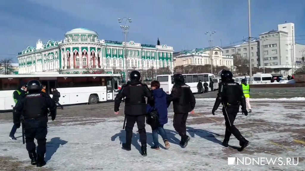 Новый День: В центре Екатеринбурга задерживают участников несогласованной акции протеста (ФОТО)