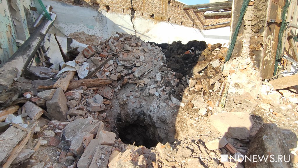 Новый День: Мы не сносим, мы готовим к реставрации: у рухнувшего особняка на Радищева появились трактора (ФОТО)