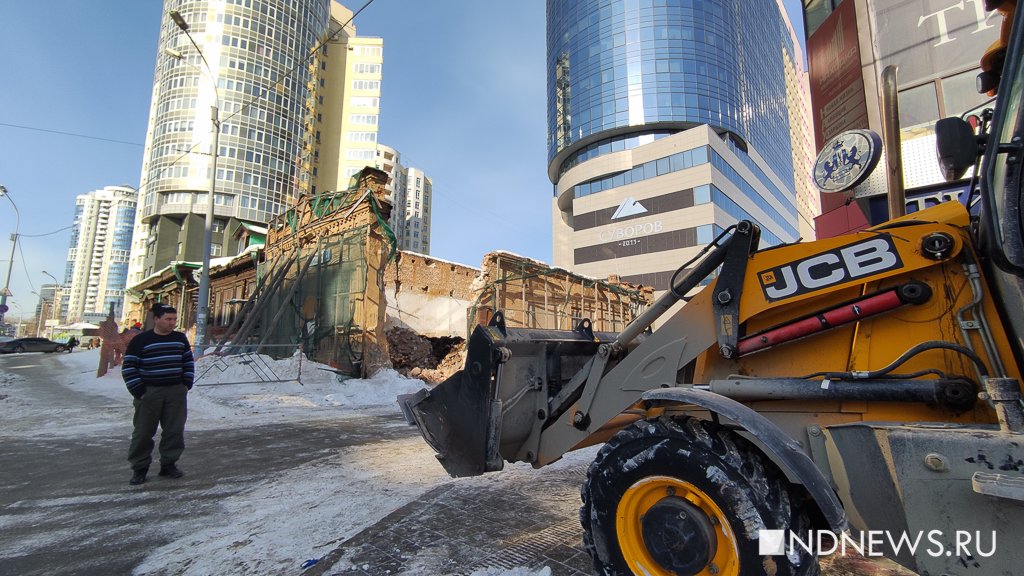 Новый День: Мы не сносим, мы готовим к реставрации: у рухнувшего особняка на Радищева появились трактора (ФОТО)