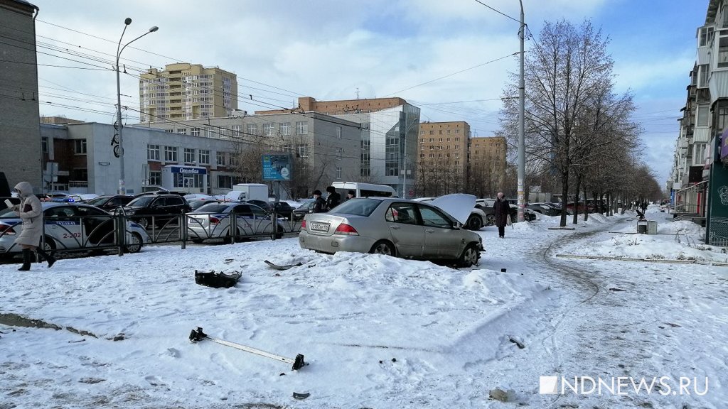 Новый День: В центре Екатеринбурга машина скорой помощи попала в ДТП (ФОТО)