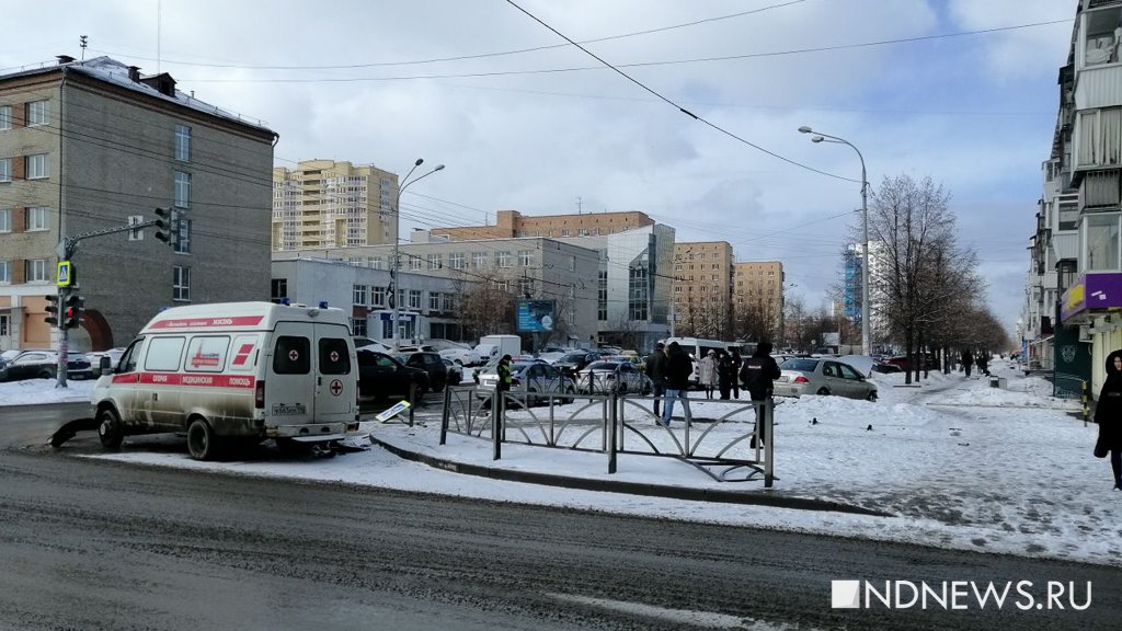 Новый День: В центре Екатеринбурга машина скорой помощи попала в ДТП (ФОТО)
