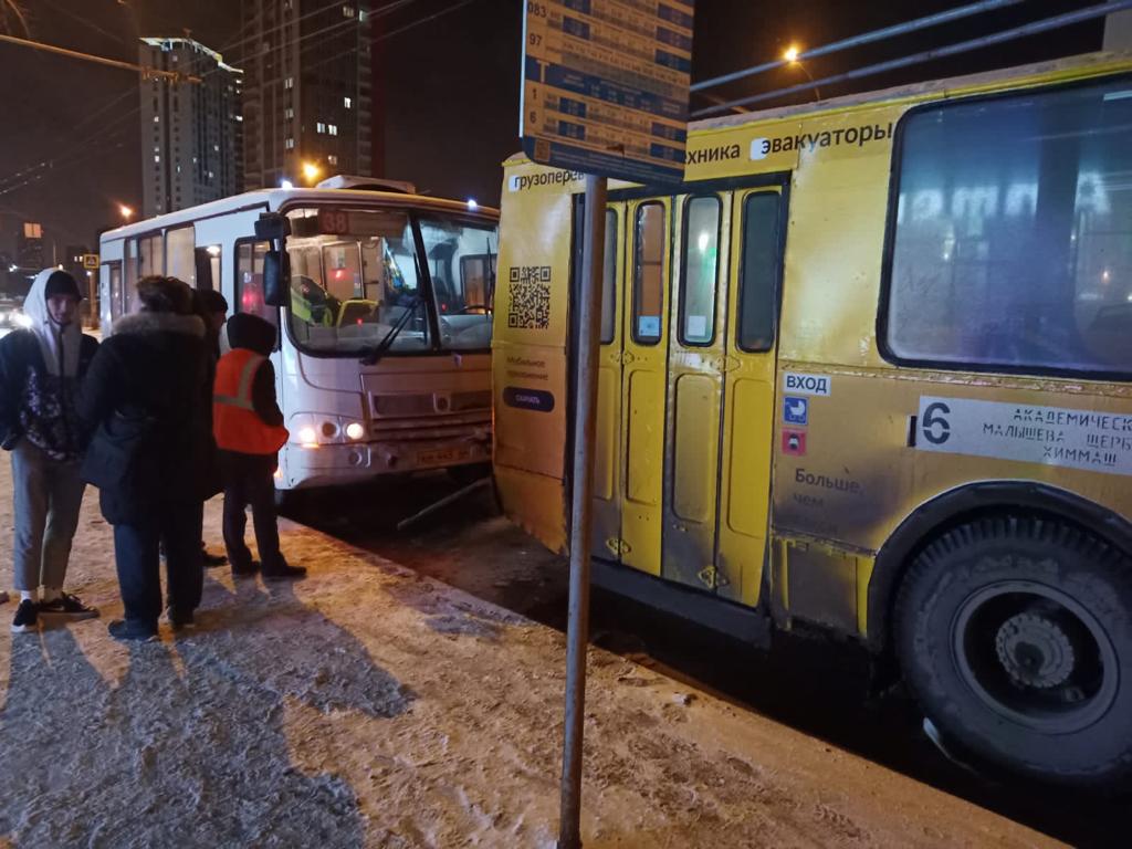 Новый День: В Екатеринбурге автобус врезался в троллейбус. Пострадали семь человек (ФОТО)