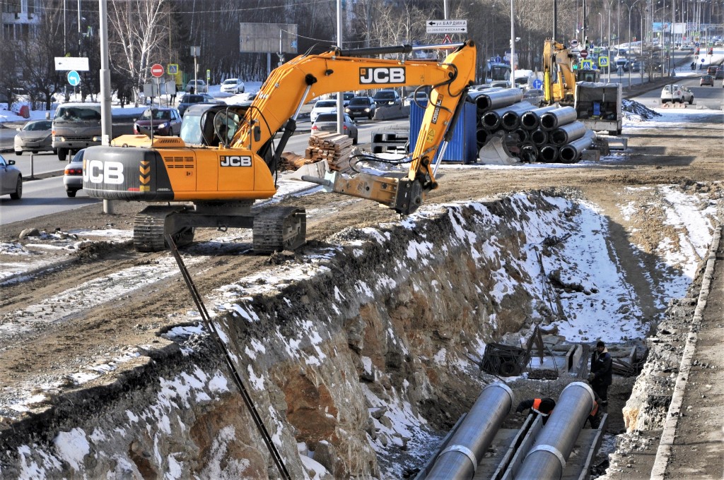 Новый День: На месте строительства трамвая из Академического начали укладывать магистральные теплосети (ФОТО)
