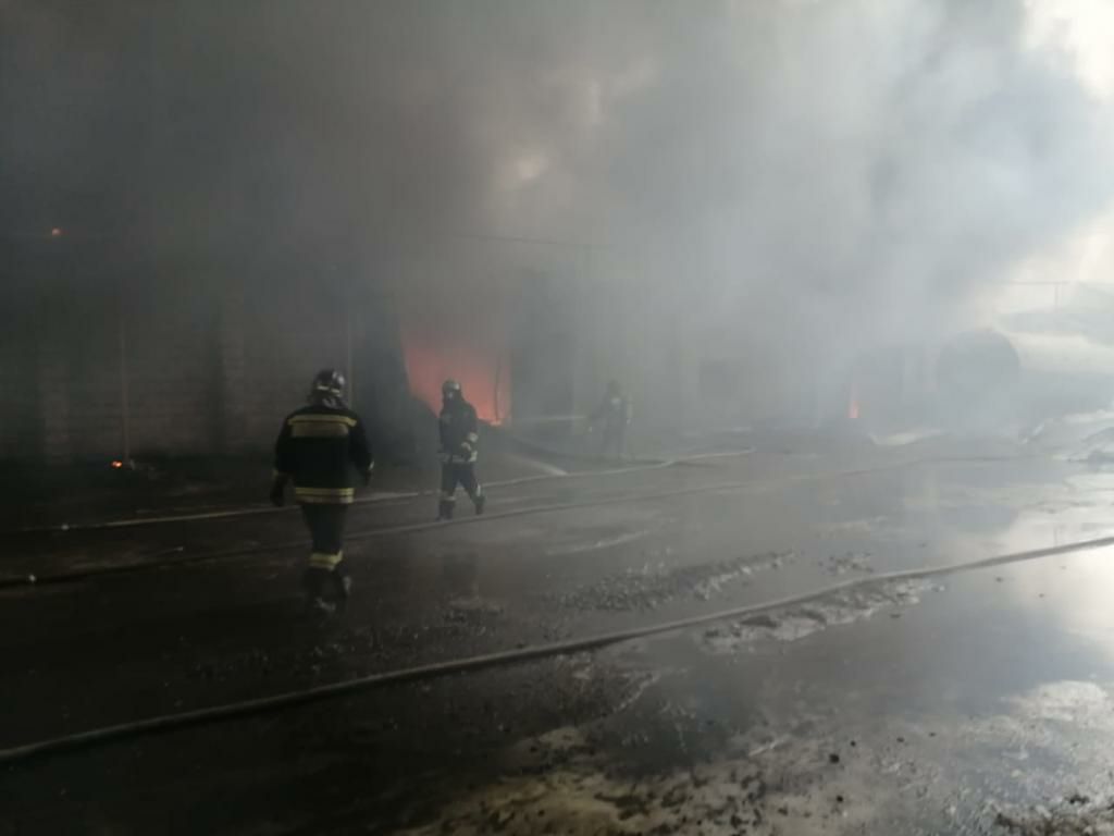 Новый День: В Невьянске в промзоне загорелись контейнеры с маслом (ФОТО)