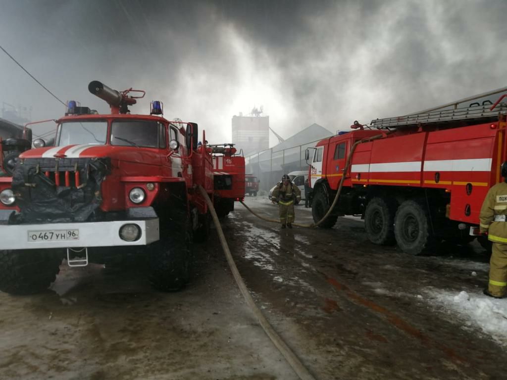 Новый День: В Невьянске в промзоне загорелись контейнеры с маслом (ФОТО)