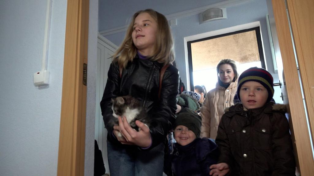Новый День: Петербургский предприниматель Пригожин подарил многодетным семьям из Донбасса новые дома