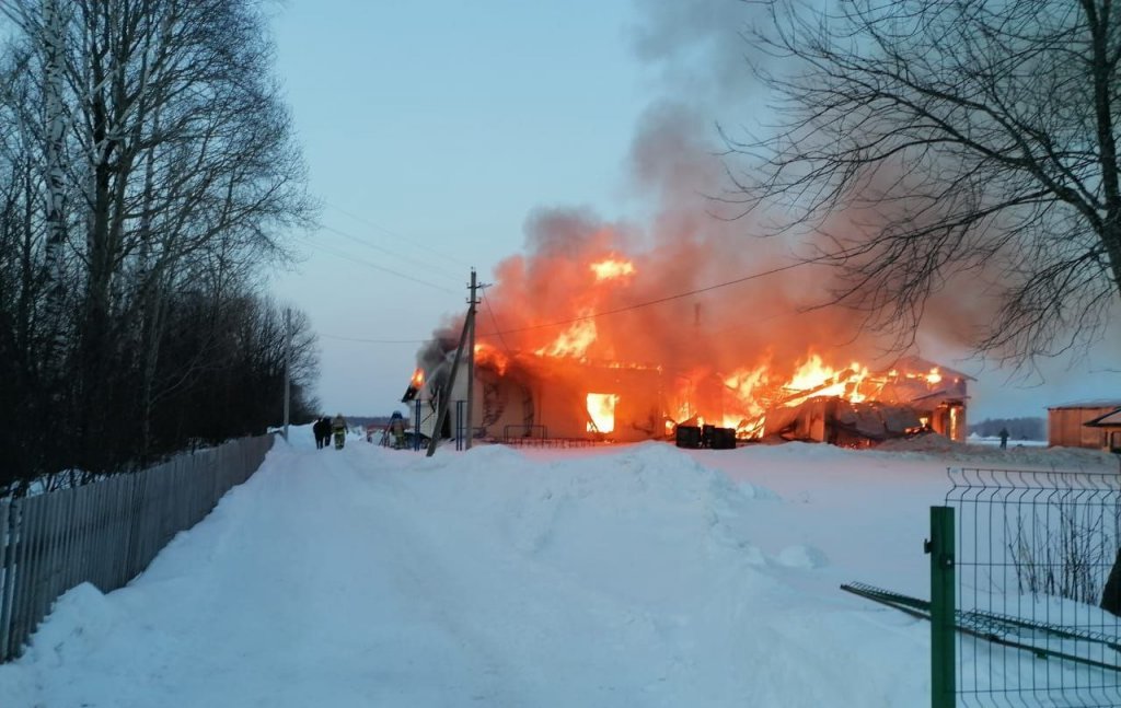 Новый День: В труднодоступной деревне Таборинского района сгорел культурный центр (ФОТО)