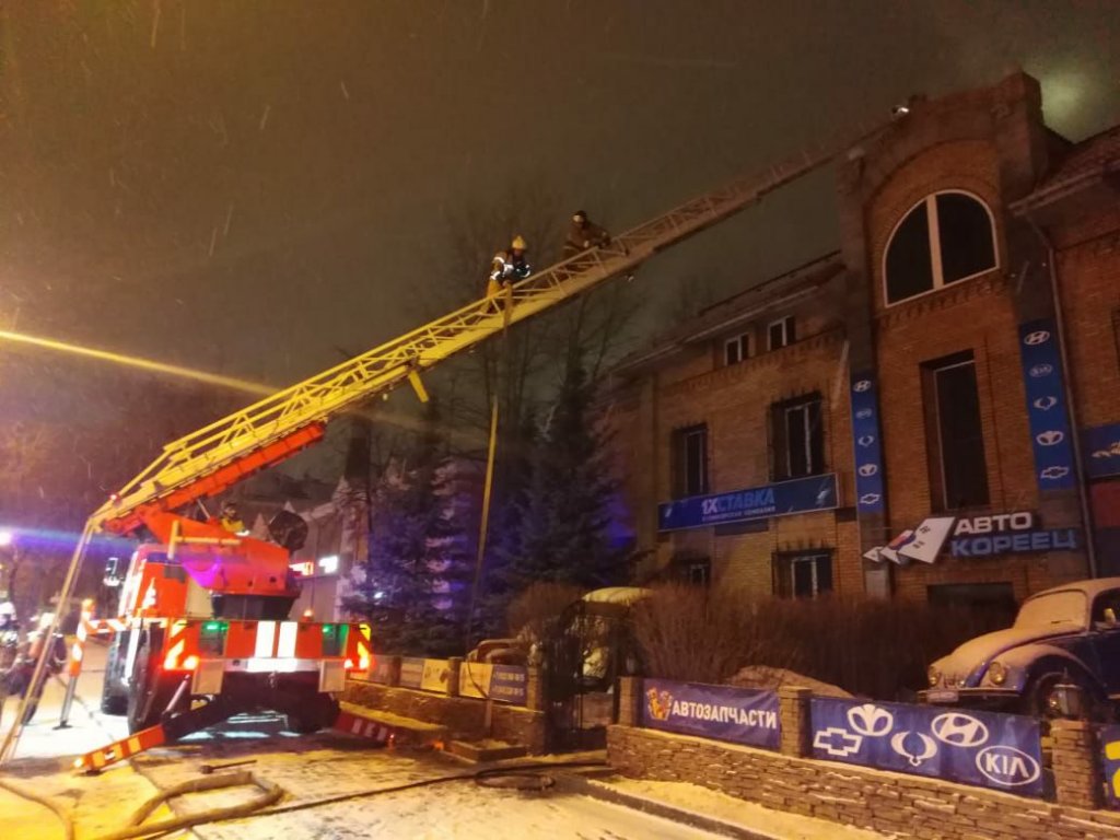 Новый День: В Екатеринбурге вспыхнуло старое трехэтажное здание (ФОТО)