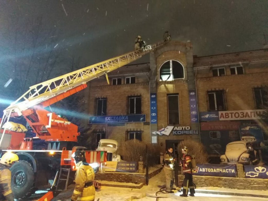 Новый День: В Екатеринбурге вспыхнуло старое трехэтажное здание (ФОТО)