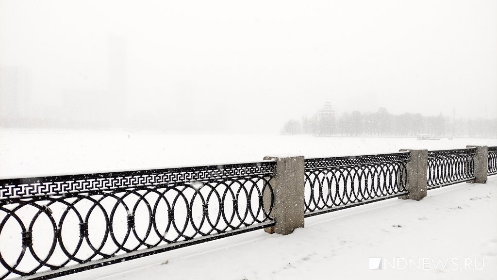Новый День: Екатеринбург завалило снегом. ГИБДД просит отказаться от поездок на автомобилях (ФОТО)