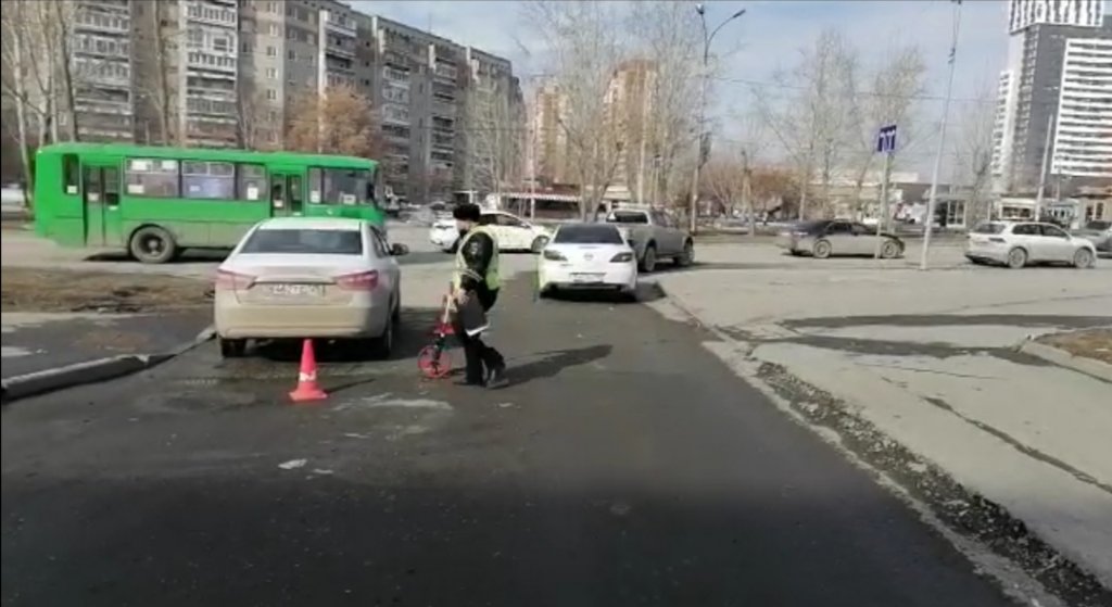 Новый День: Школьник на самокате попал под колеса машины (ФОТО)