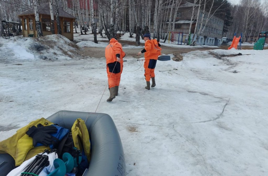 Новый День: Рыбаков сняли с льдины вертолетом МЧС (ФОТО)