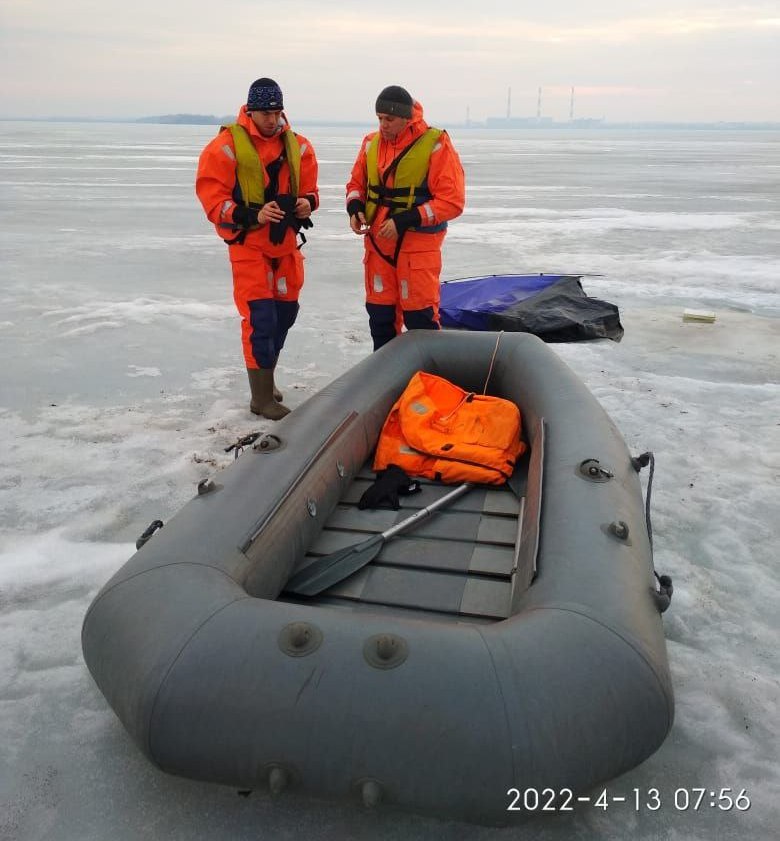 Новый День: Рыбаков сняли с льдины вертолетом МЧС (ФОТО)