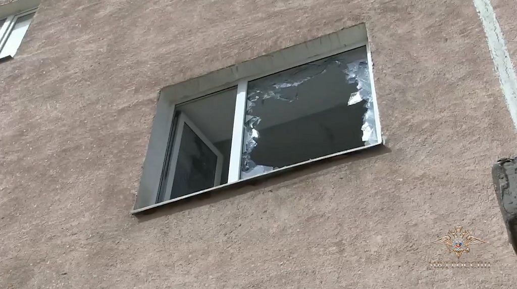 Новый День: Полицейский влез в окно и открыл огонь, чтобы обезвредить наркомана с топором (ФОТО)