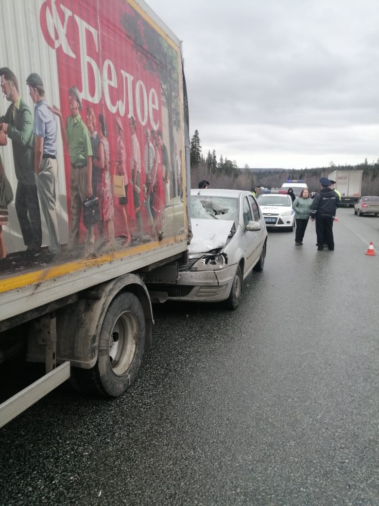 Новый День: Отлетевшее крыло грузовика убило водителя Рено Логан (ФОТО)