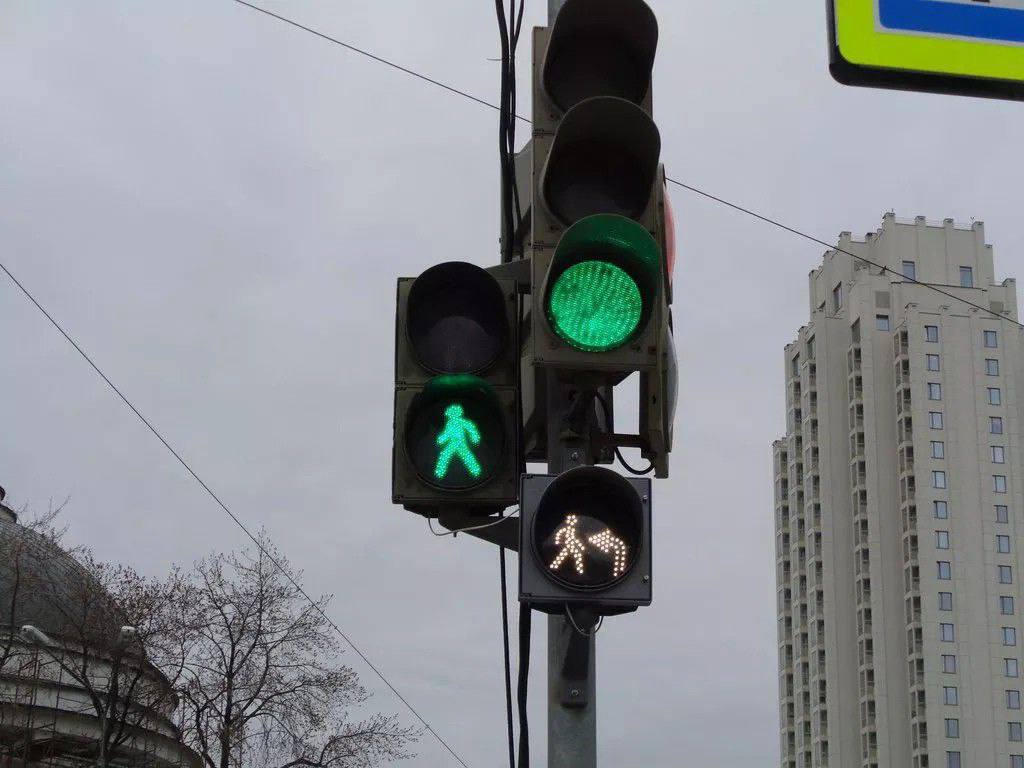 Новый День: В центре Екатеринбурга иномарка сбила пожилую женщину на перекрестке (ФОТО)