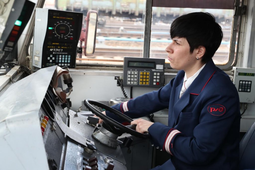 Новый День: Это важная победа. Первая девушка-машинист появилась на Свердловской железной дороге (ФОТО)