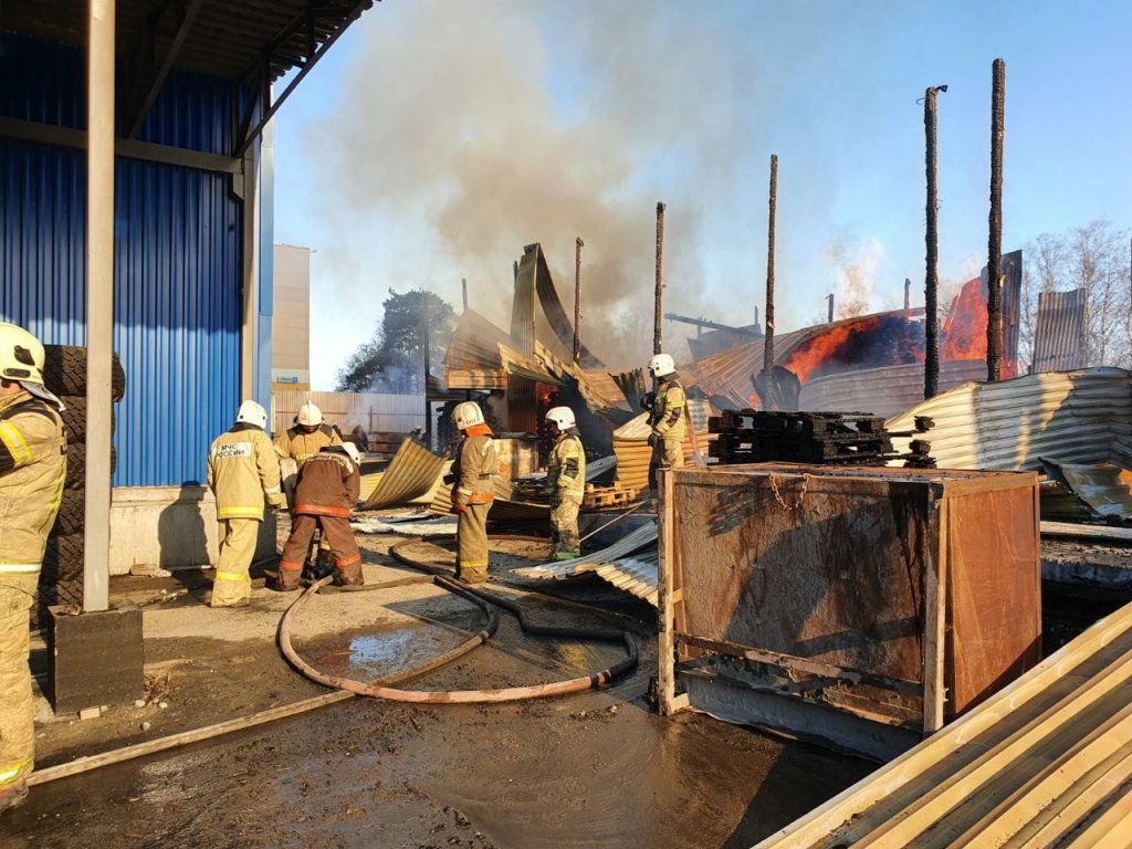 Новый День: В Кольцово произошел крупный пожар на складе (ФОТО)