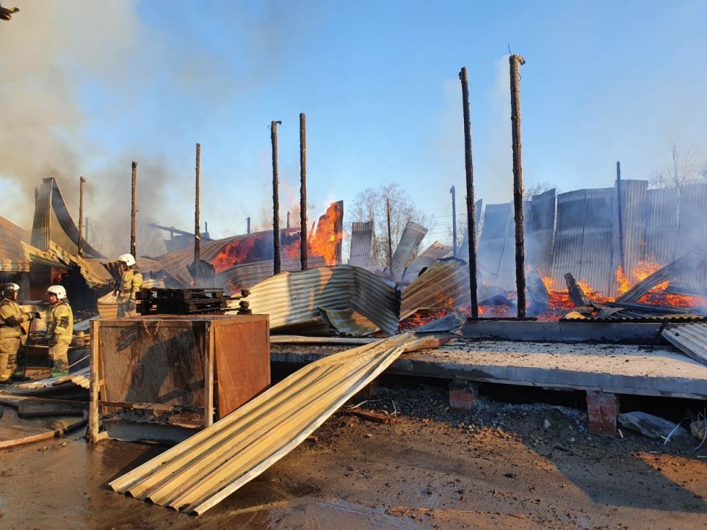 Новый День: В Кольцово произошел крупный пожар на складе (ФОТО)