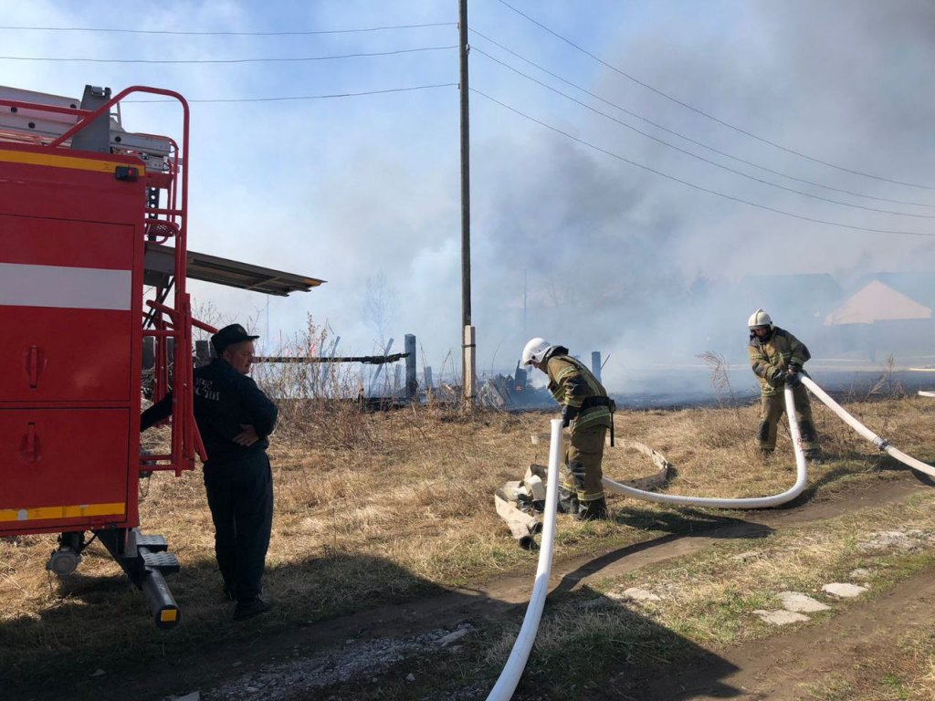 Новый День: В пригородном поселке Крутой горят частные дома (ФОТО)