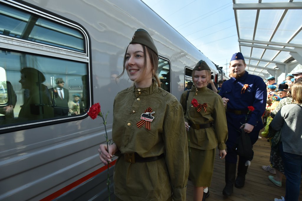 Новый День: Ретропоезд, советские танки и авиашоу: в Верхней Пышме отметили День Победы (ФОТО)
