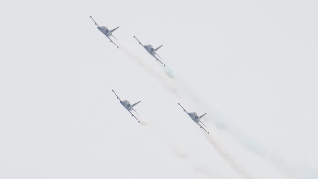 Новый День: В небе над Эльмашем реактивные самолеты исполнили фигуры высшего пилотажа (ВИДЕО)