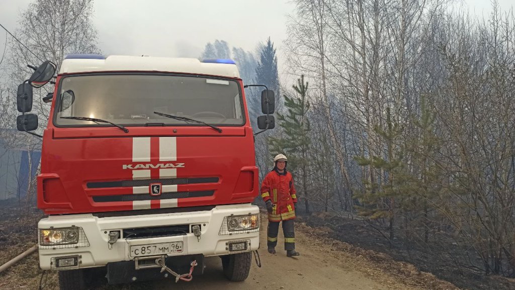 Новый День: В поселке под Екатеринбургом пожар уничтожил пять жилых домов