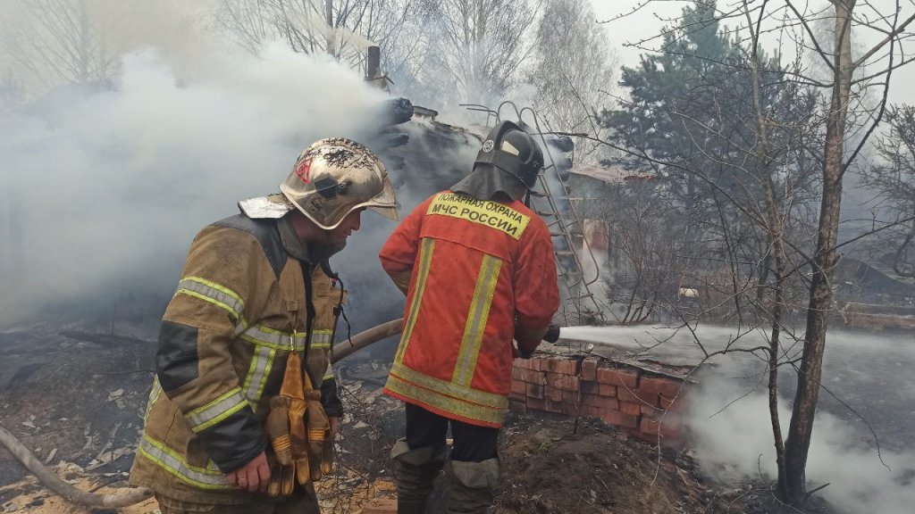 Новый День: В поселке под Екатеринбургом пожар уничтожил пять жилых домов