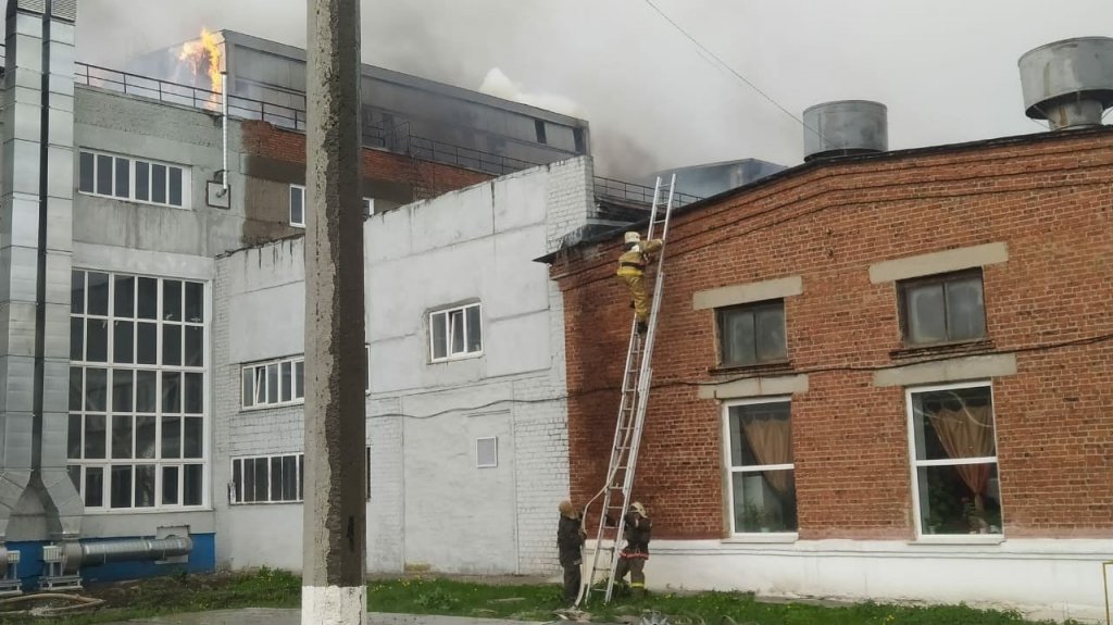 Новый День: На уральском заводе тушат крупный пожар (ФОТО)